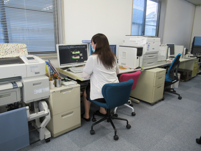 女性職員によるCADデータ編集作業｜株式会社協和地質