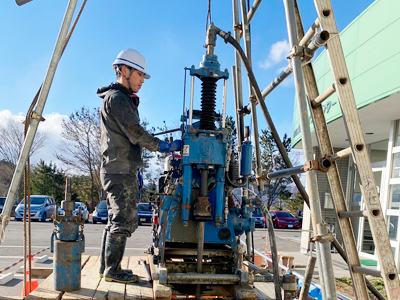 若手職員による土質試験作業｜株式会社協和地質